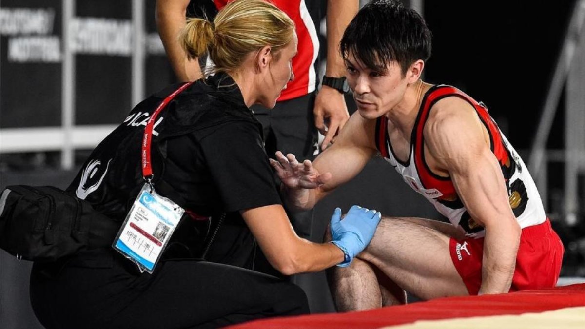 Kohei Uchimura es atendido tras torcerse el tobillo en la prueba de salto