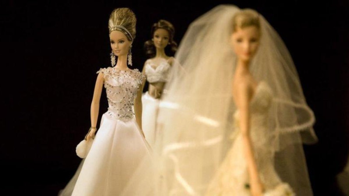 Barbies vestidas de novia, traje que fue decisivo para que la demanda se disparara nada más nacer la muñeca, en 1959.