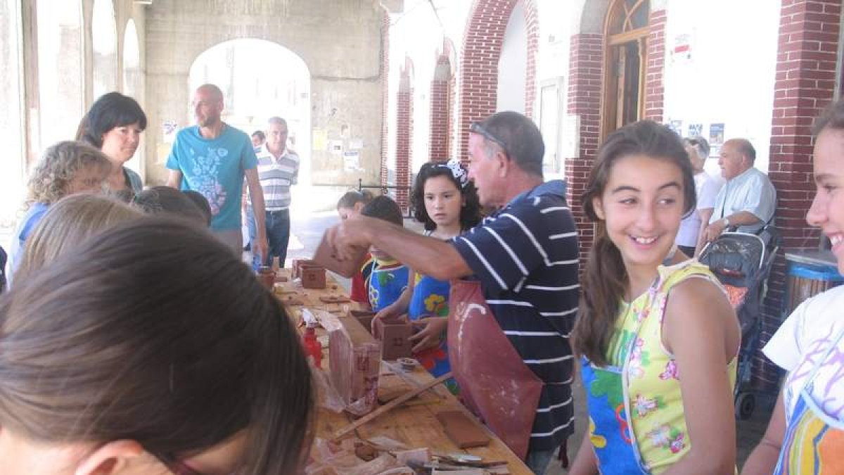 Los más jóvenes disfrutan con los talleres de barro organizados durante los dos días de feria.