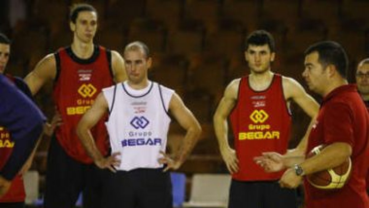 Javier de Grado explica durante un pasado entrenamiento a sus jugadores las directrices de juego
