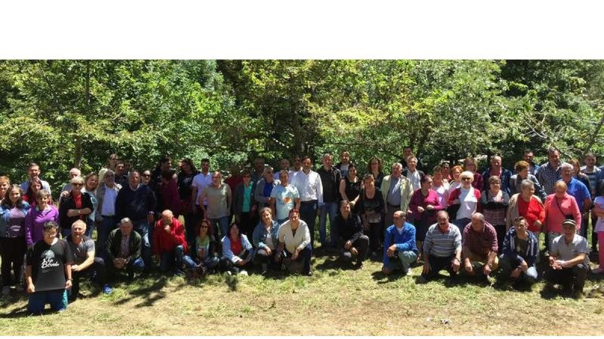 Un centenar de socialistas participó en el ‘Sábado rojo’ de Páramo. DL