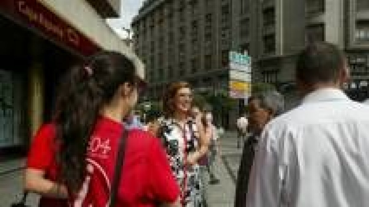 Susana Travesí dialoga con dos estudiantes en prácticas de turismo acerca del trabajo que realizan