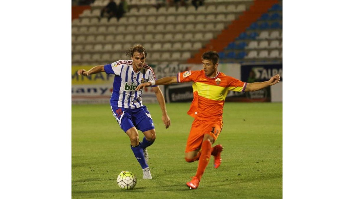 El central catalán Ignasi Miquel se retiró cojeando del entrenamiento de ayer.