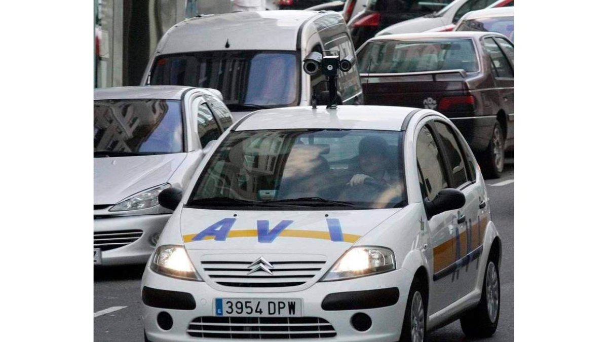 El multa car cuenta con un mástil adaptado al techo en el que se encaja una cámara.