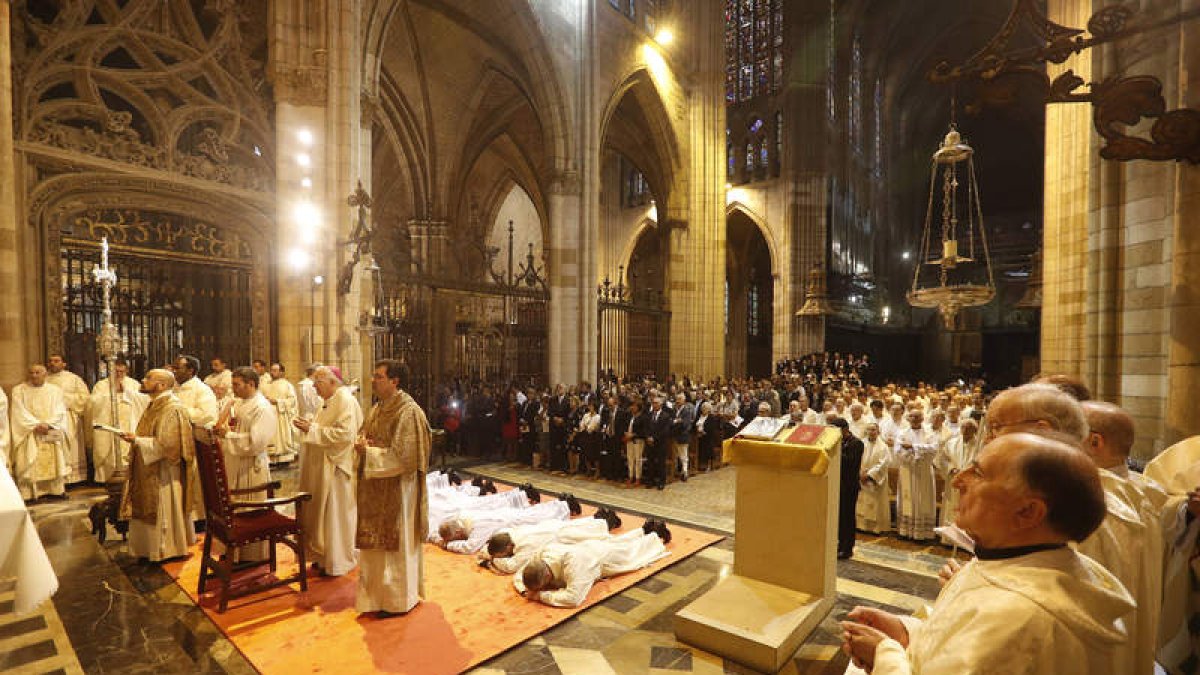 Momento de la ordenación del presbítero y diáconos ayer en la Catedral. JESÚS F. SALVADORES