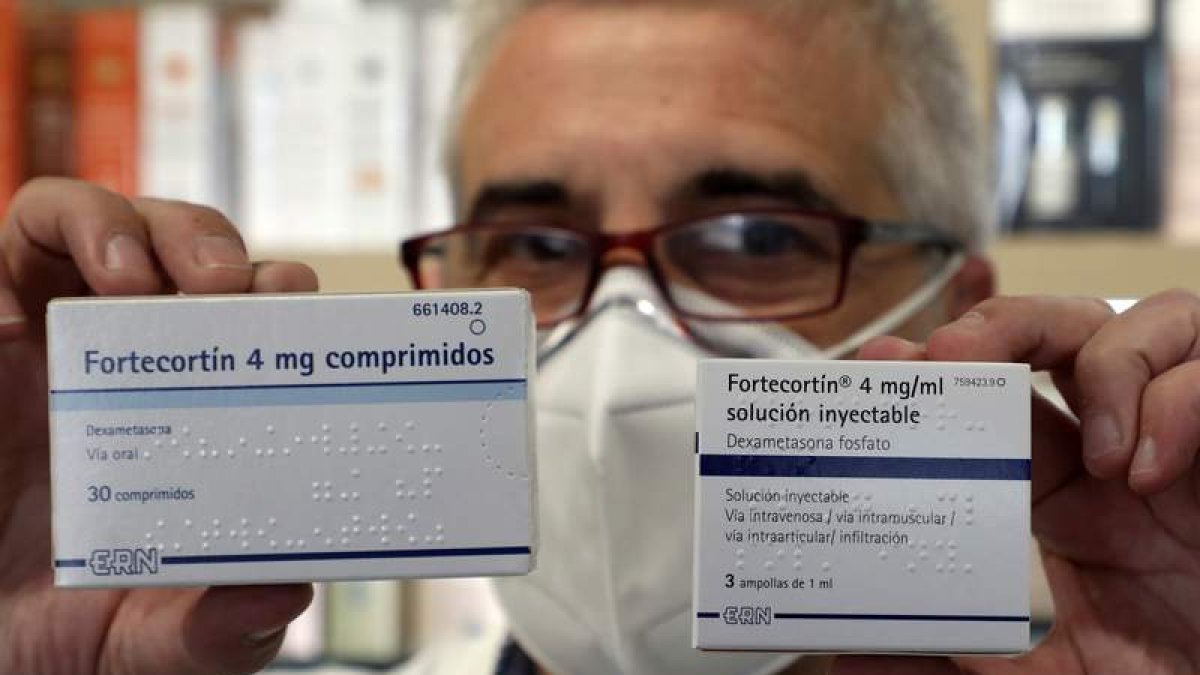 Envases de dexametasona con nombre comercial. XOÁN REY