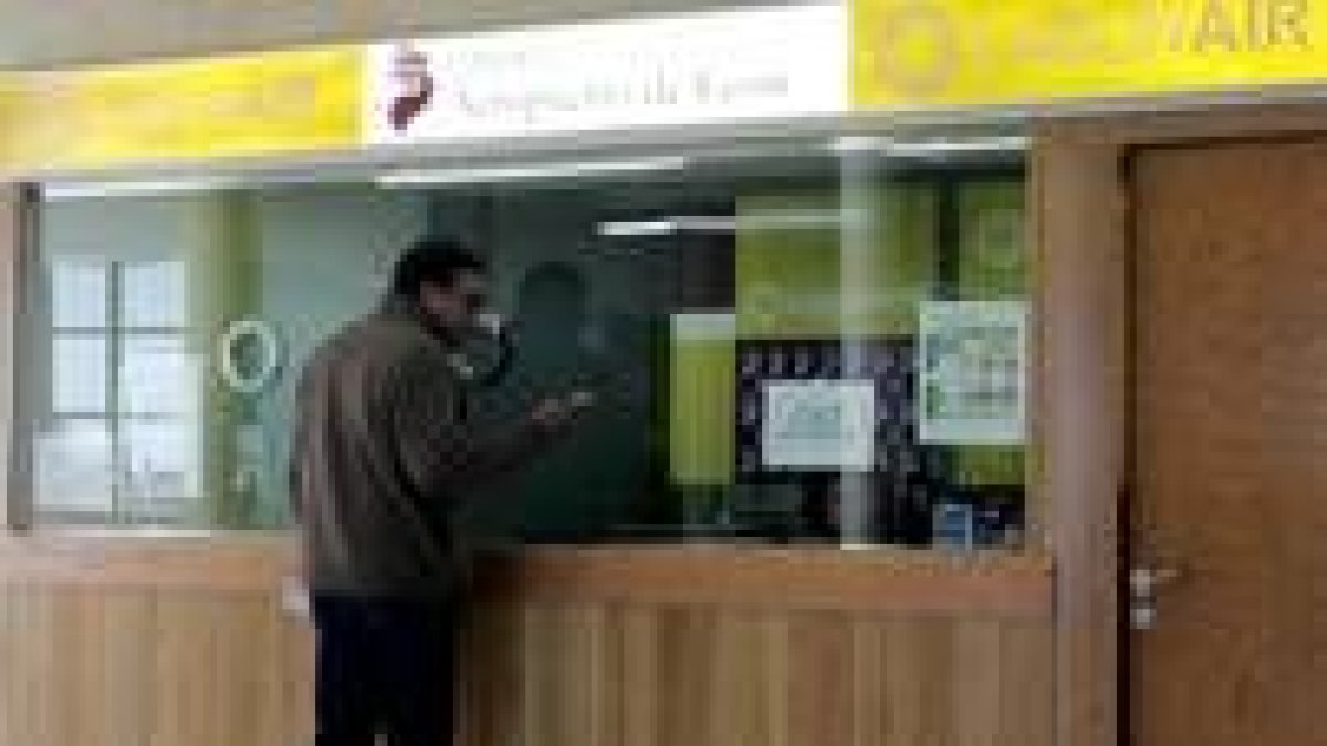 Los usuarios realizan estos días las últimas operaciones con Lagun Air antes de su cierre definitivo