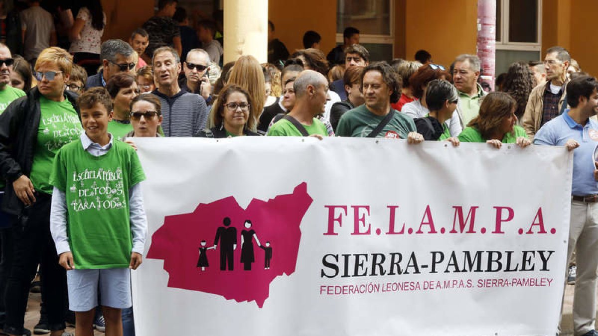 Padres y alumnos se manifestaron el lunes pasado contra el caos organizativo. MARCIANO PÉREZ