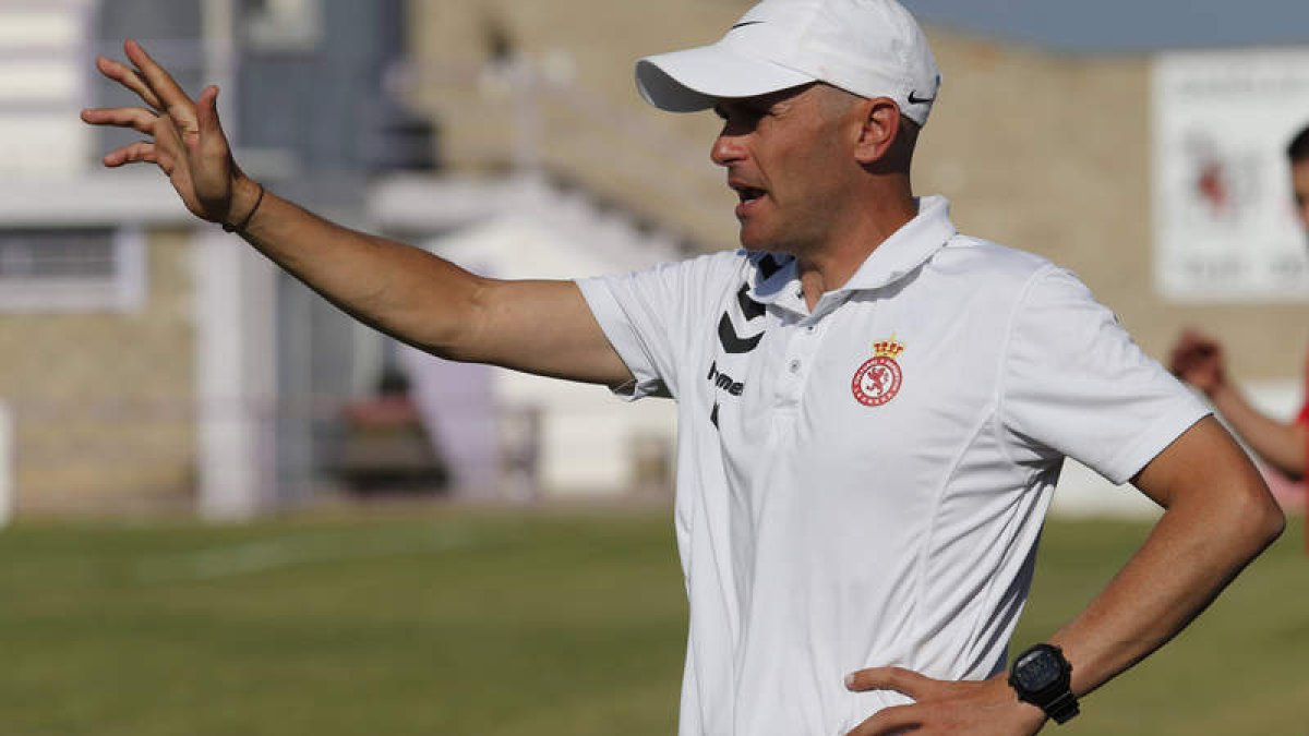 Javier Cabello no continuará en la Cultural. El técnico valenciano se despide después de cuajar una excelente temporada al frente del equipo leonés.