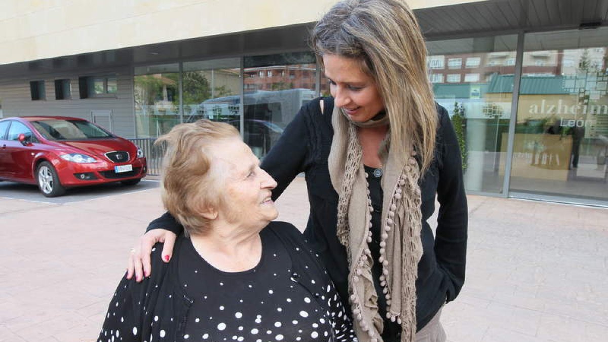 Ilda Concepción, con su hija Ilda Álvarez en el Centro Alzhéimer de León.