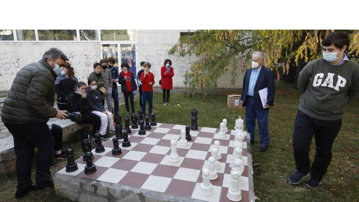 Marcelino Sión y Jaime Santos reproducen la famosa ‘Partida Inmortal’ sobre el gigante tablero del Instituto Padre Isla. MARCIANO PÉREZ