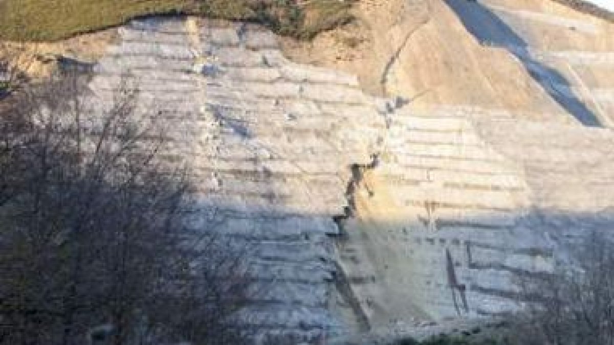 La grieta se produjo en un talud a la altura del kilómetro 418 de la A-6