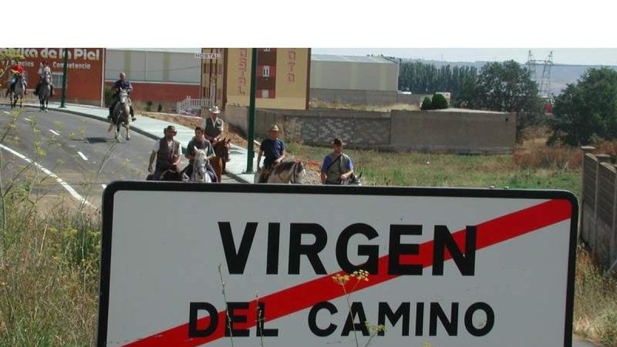 Peregrinos a caballo cruzan el término municipal de La Virgen del Camino en el transcurso de uno de sus viajes.