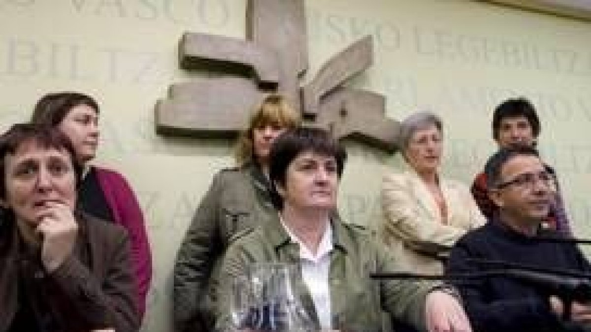 El grupo del Partido Comunista de las Tierras Vascas, en las instalaciones del Parlamento Vasco