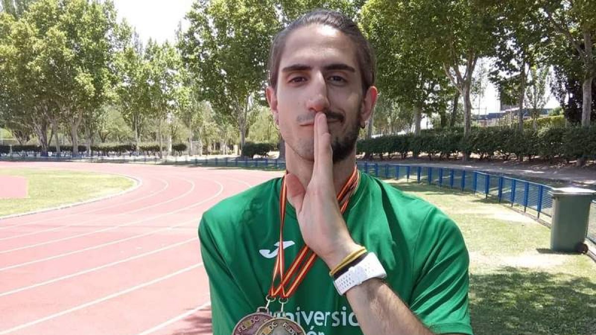 Dani Pérez exhibe sus medallas de oro y plata. DL