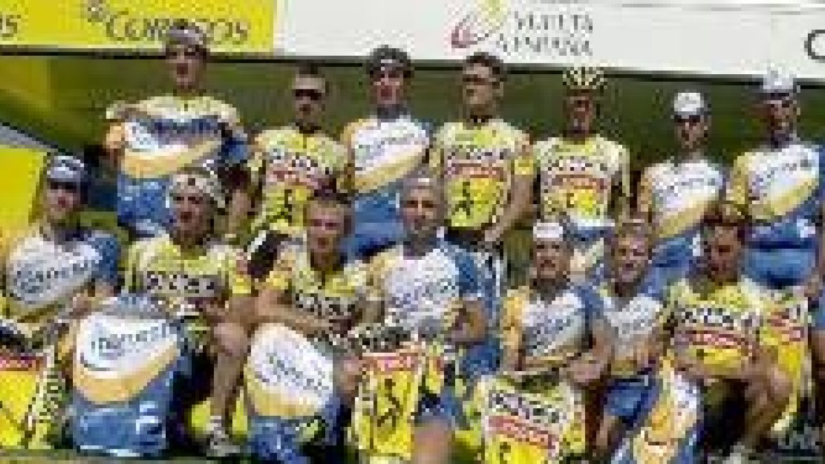 Los ciclistas de iBanesto y Once se intercambiaron sus maillots en la despedida de ambos equipos