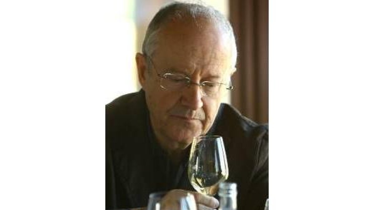 El bañezano José Peñín, autor de 17 libros, ayer probando un blanco
