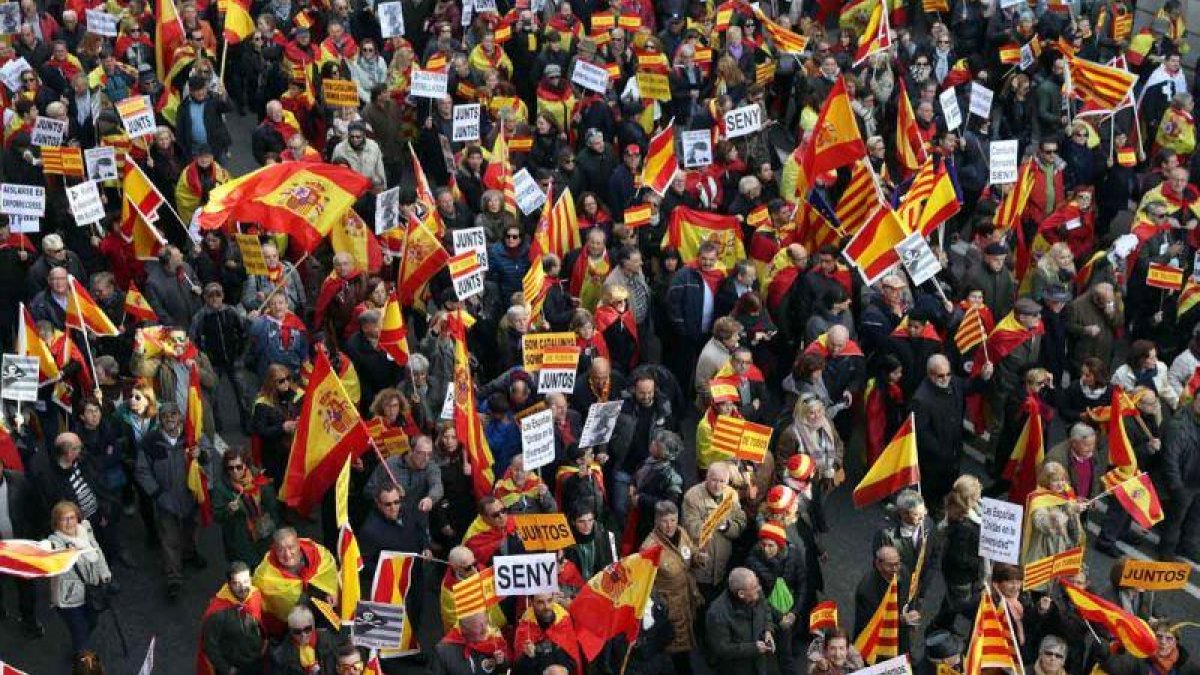 Los manifestantes se han dirigido hacia la plaza Sant Jaume.