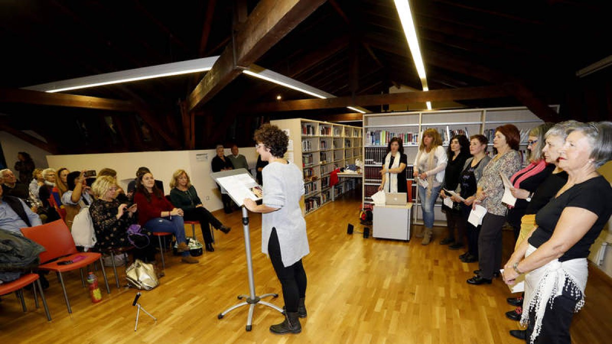La Biblioteca Municipal Padre Isla fue el escenario del acto literario y teatral de Simone de Beauvoir. MARCIANO PÉREZ