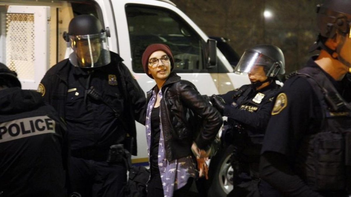 Una joven es detenida en las protestas del jueves por la noche en Portland.