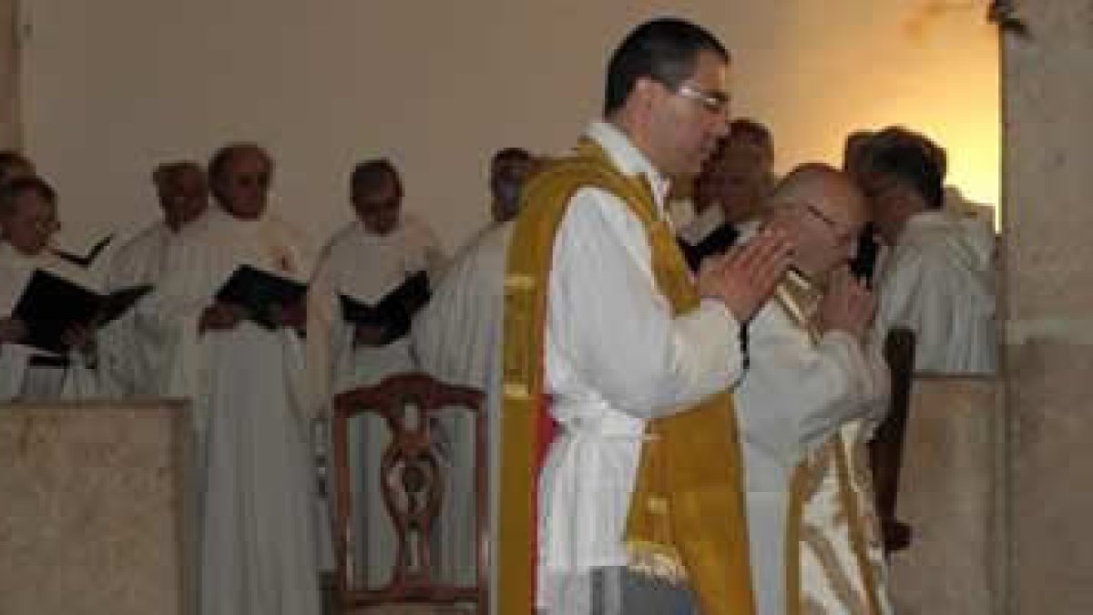 El prior y el canónigo de la Catedral de León, en el momento de iniciar la misa