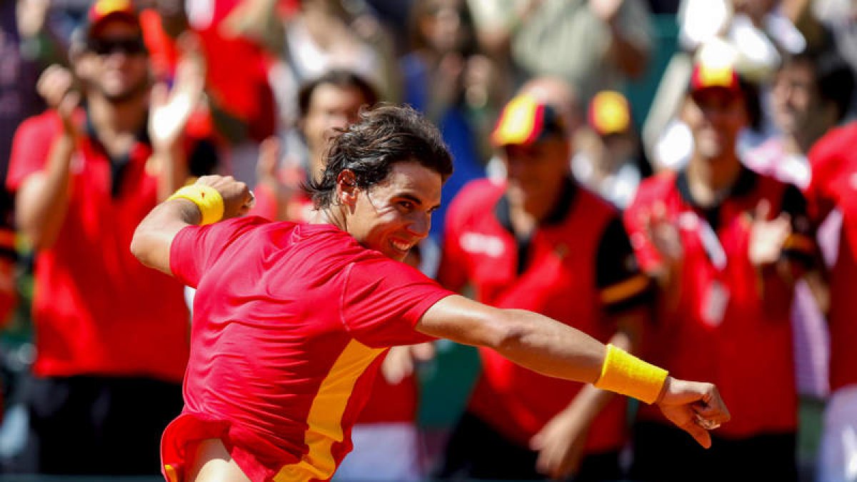 El tenista español Rafa Nadal celebra la victoria que logró ante Tsonga para meter a España en la final de la Copa Davis.