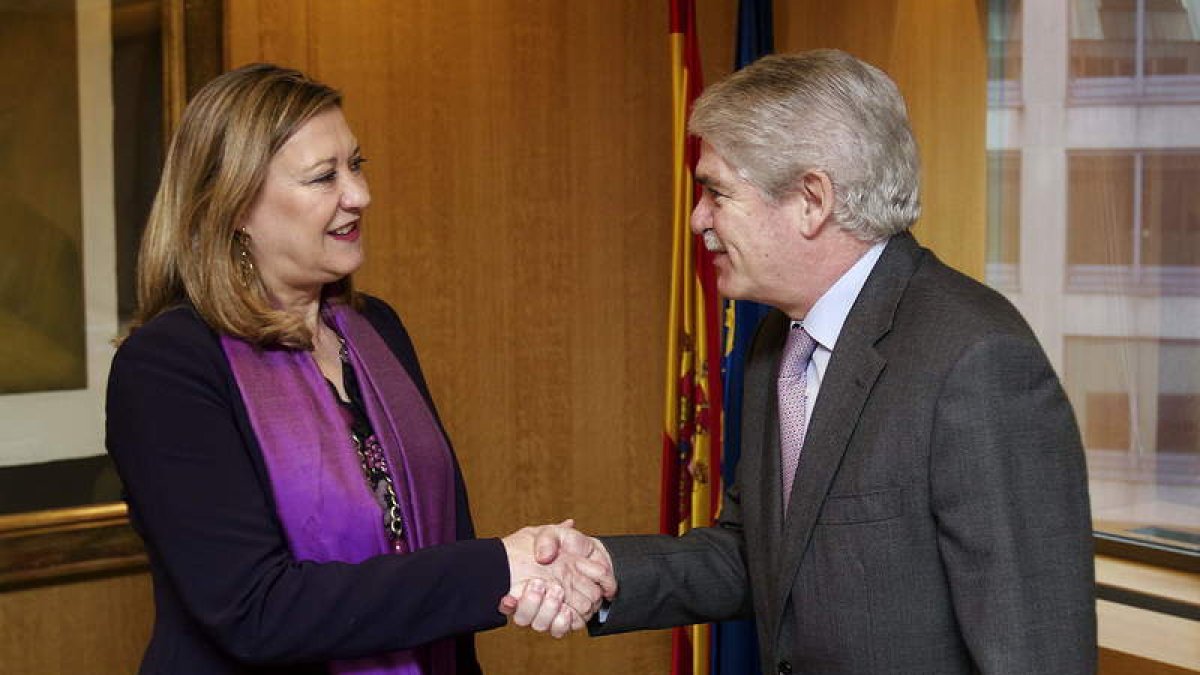 La consejera de Hacienda, Pilar del Olmo, y el embajador, Alfonso María Dastis, ayer, en Bruselas.