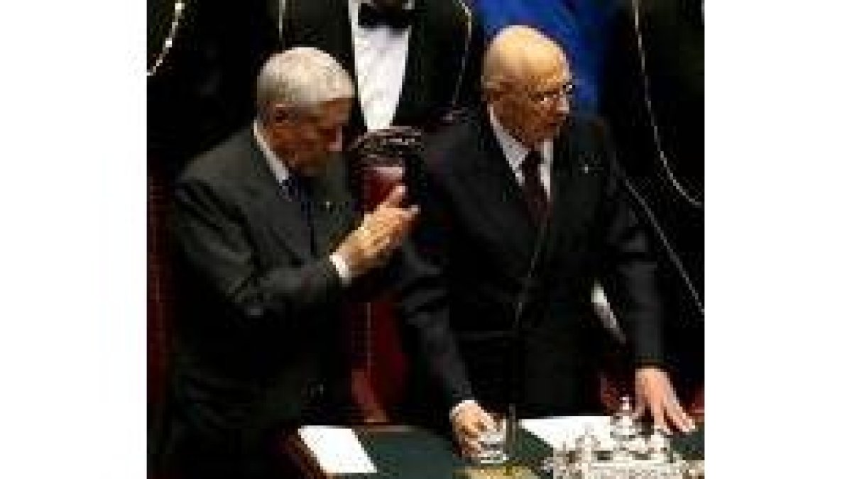Marini, a la izquierda, aplaude la intervención de Napolitano.