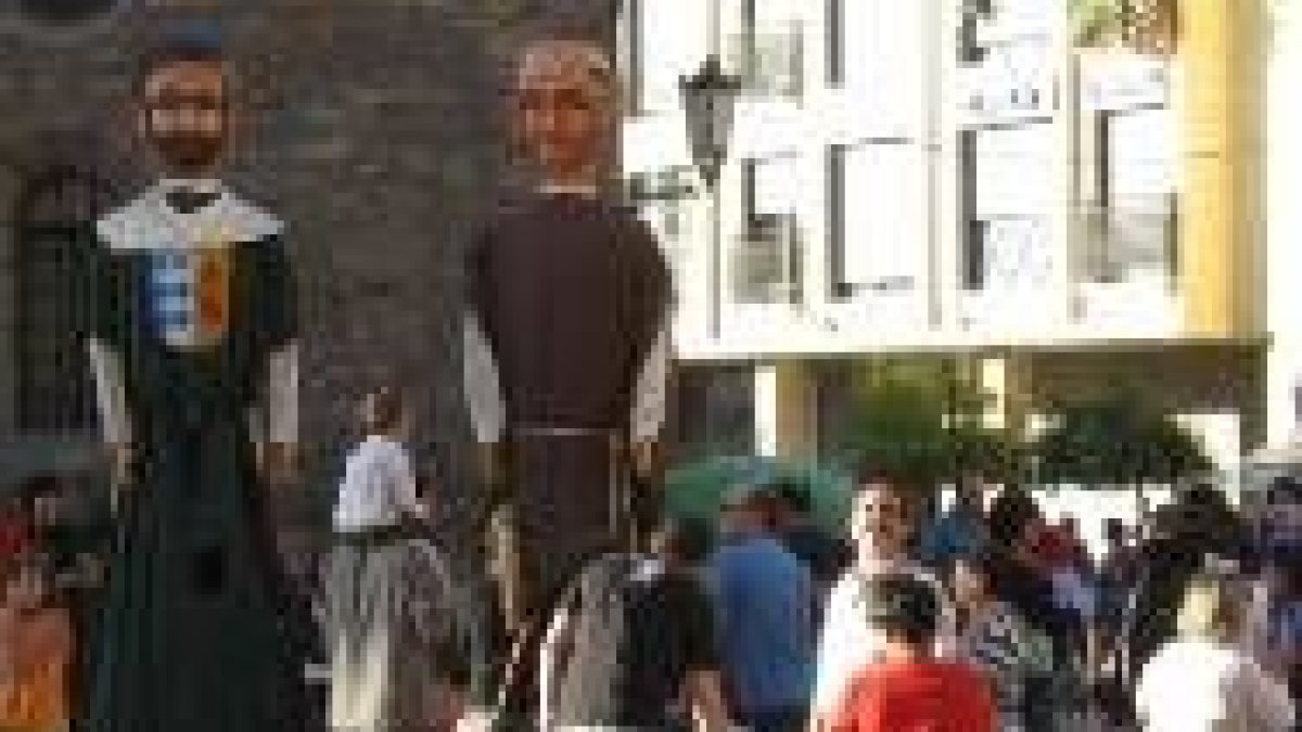 Bembibre presentó dos nuevos gigantes en la plaza Mayor