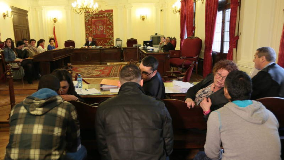 Yorman Emilio, Julián Andrés y Jorge Alexander hablan con sus abogados antes de comenzar.