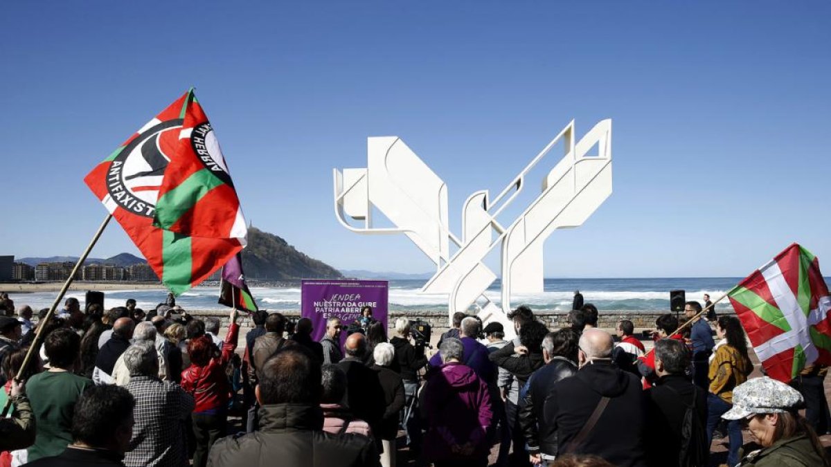 Podemos, que se unió a las pasadas celebraciones del Aberri Eguna, intenta convencer a la jueza Garbiñe Biurrun para que sea su candidada a lendakari.
