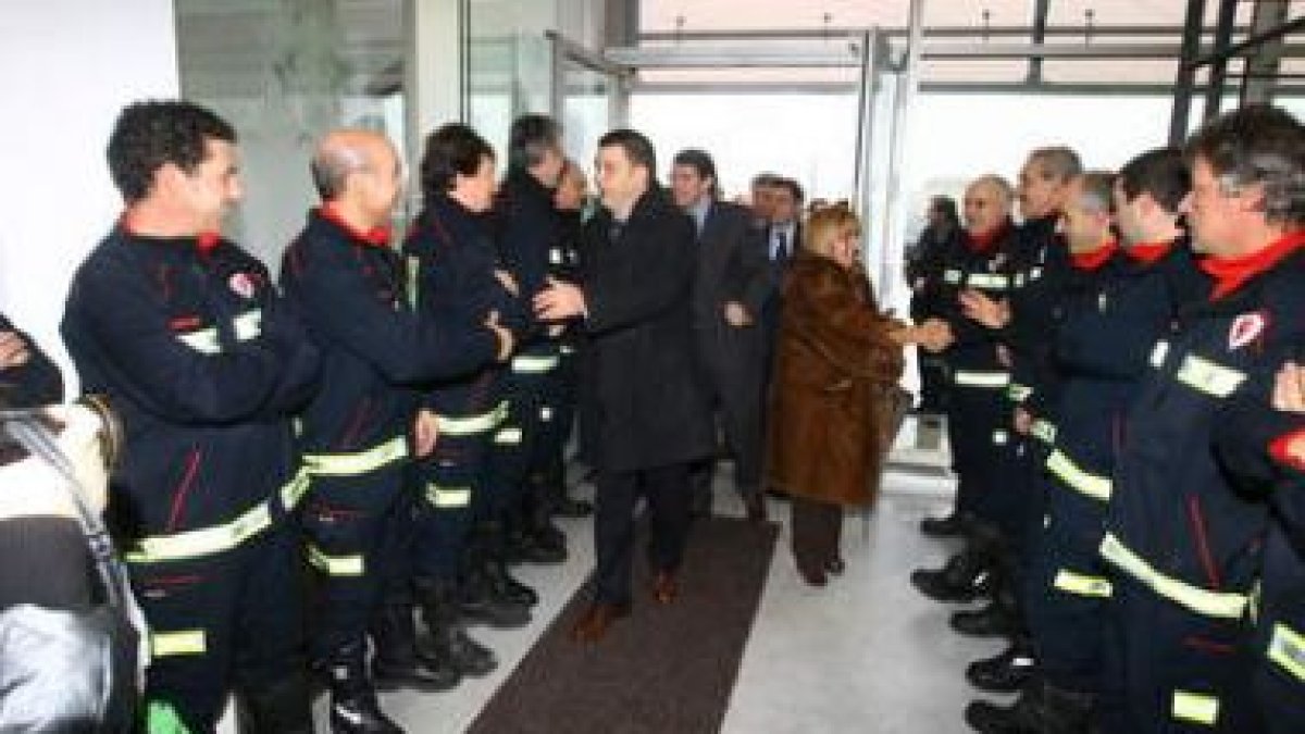 Riesco y otras autoridades saludan a los bomberos el día que se inauguró el Parque.