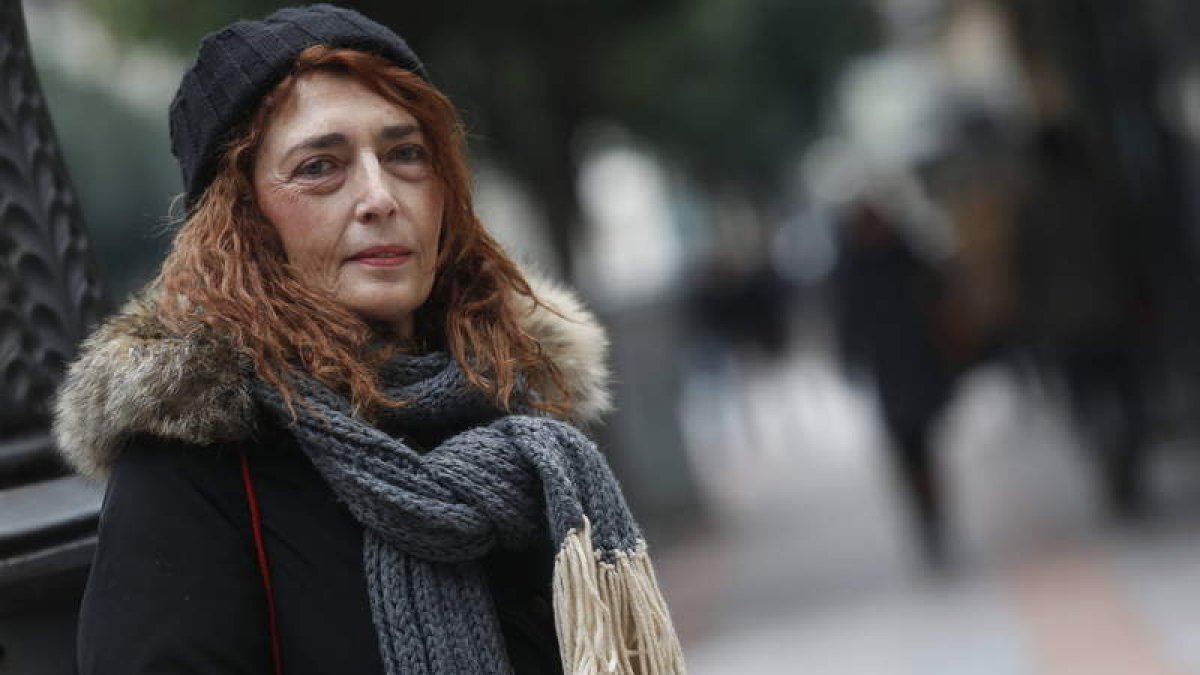 Nonia Alexandre lucha contra su enfermedad al tiempo que ayuda como voluntaria y directiva de Alcles a otras personas.