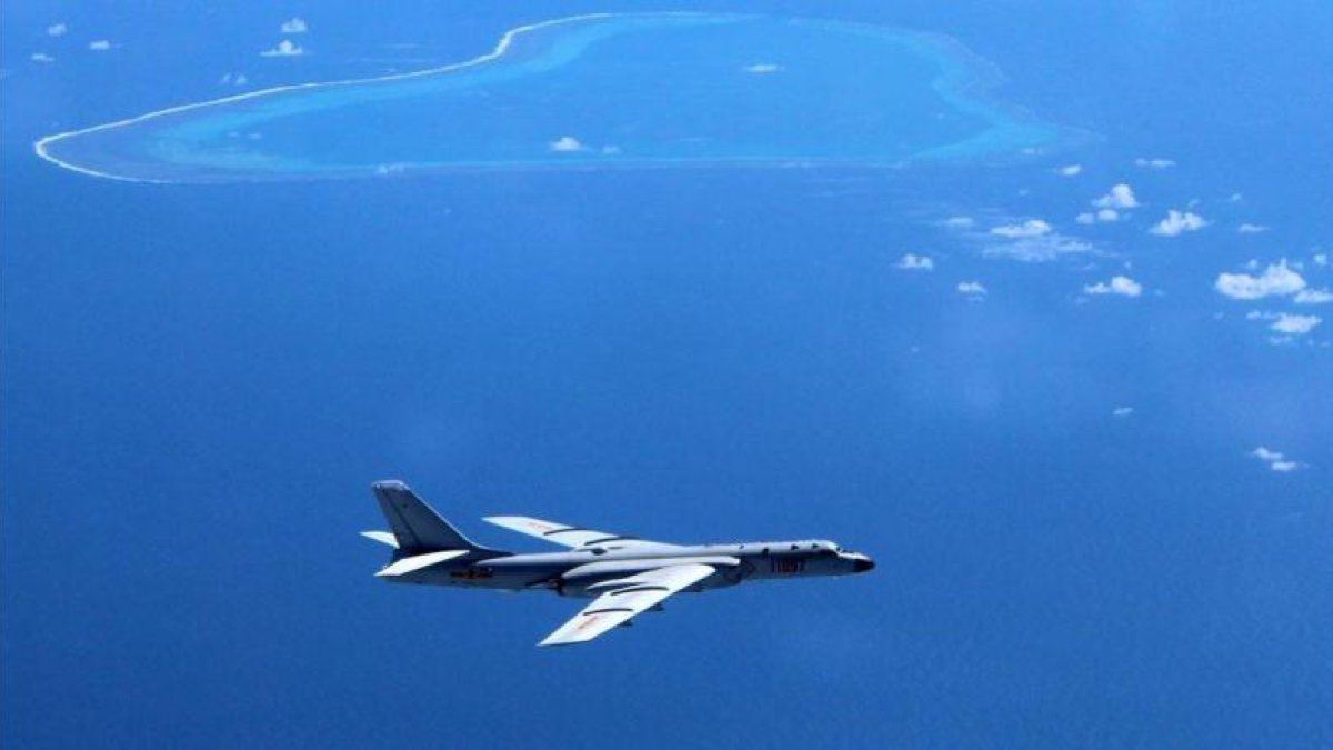 Un avión chino patrulla por islas y arrecifes del mar del Sur de China, en una foto sin fechar.