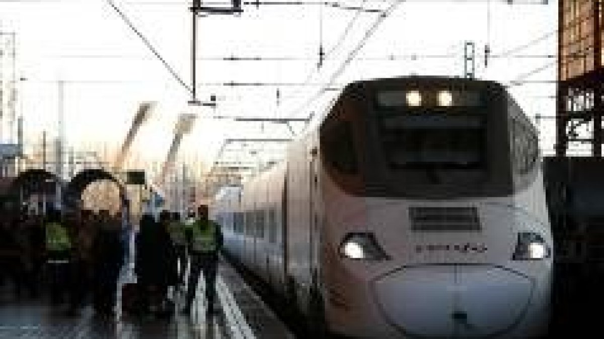 Tren Alvia en la estación de León, donde el servicio comenzó a funcionar el pasado mes de diciembre