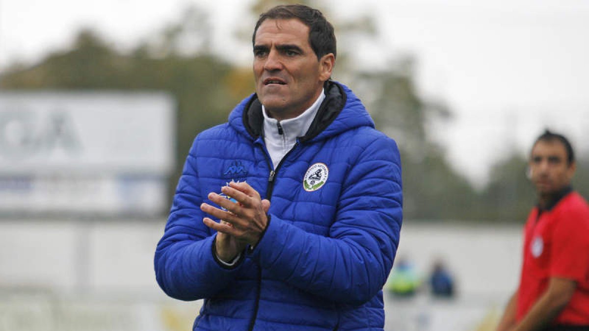 Paulino Martínez, entrenador de los maragatos, durante un lance de un partido. F. OTERO PERANDONES