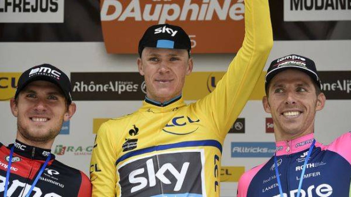 El podio del Dauphiné: Christopher Froome, el ganador, escoltado por Tejay Van Garderen (izquierda), segundo, y Rui Costa (derecha), tercero.