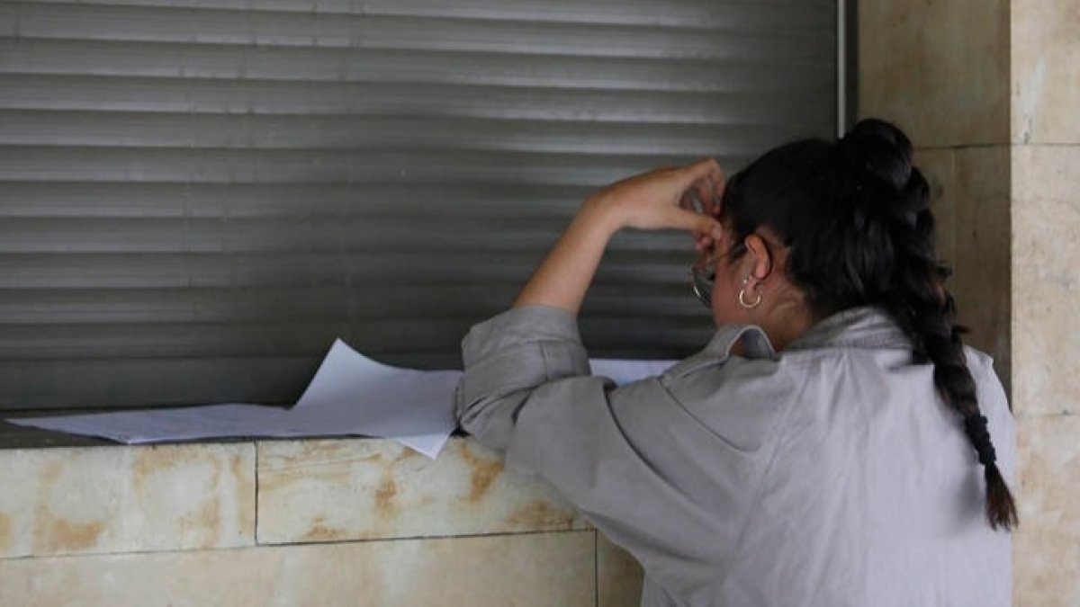 Una estudiante antes de un examen de la Ebau en el campus de Vegazana de la Univerisdad de León. FERNANDO OTERO