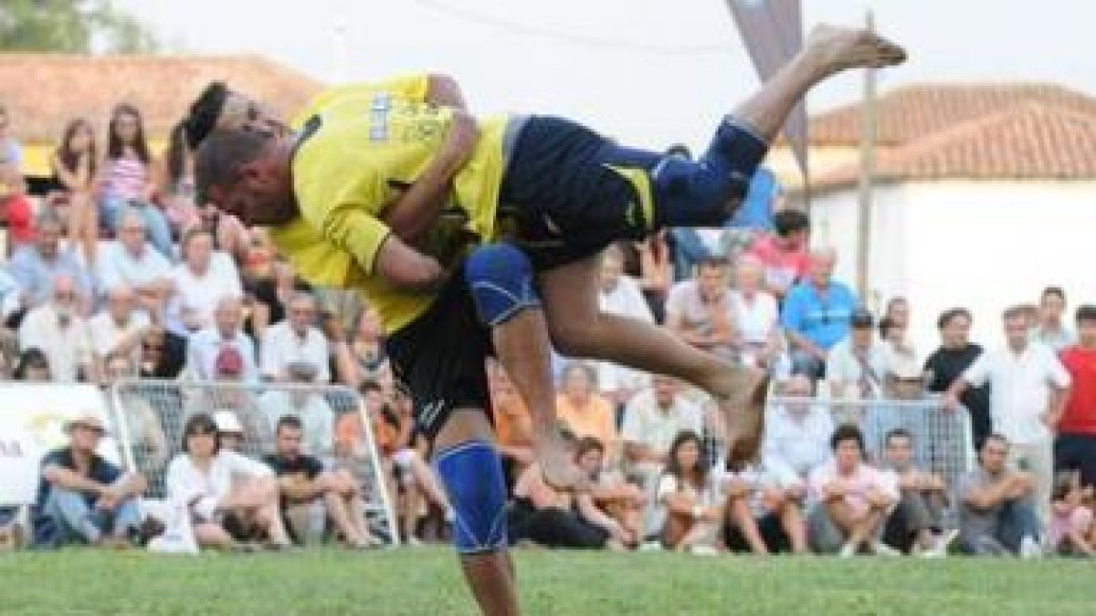 Los luchadores mostraron en Ambasaguas de Curueño todo su arte para imponerse al rival