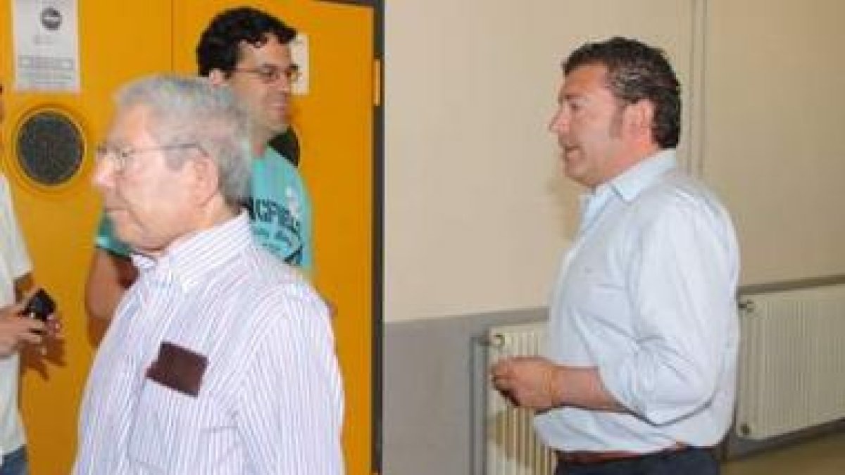 Domingo Cueto, a la izquierda, regaló la Cultural a Actuación Deportiva León después de recibir la f