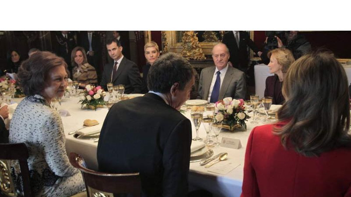 Rodríguez Zapatero y su mujer, Sonsoles Espinosa, durante la comida con los reyes.