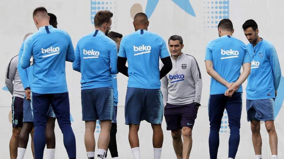 Ernesto Valverde trata de recuperar a sus hombres tras la debacle de Liverpool. ANDREU DALMAU