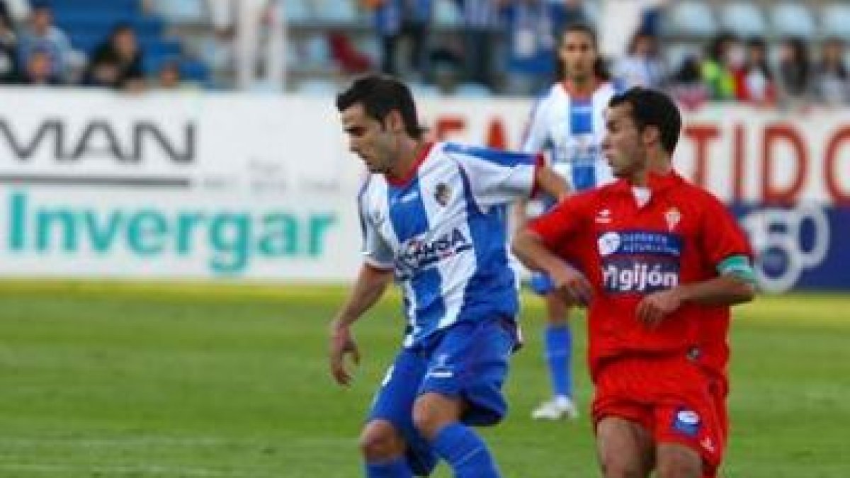 Jonathan Ruiz, en la foto ante el Real Spórting en pretemporada, podría formar hoy en un triángulo d