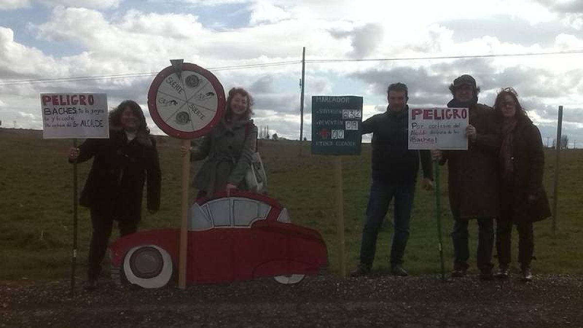 Los vecinos pintaron los baches y colocaron carteles de peligro.
