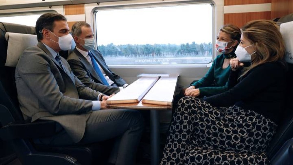 Sánchez, el rey, Díaz y la ministra Raquel Sánchez, en el viaje inaugural. EFE