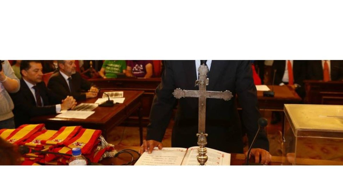 El Crucifijo ante el que juraron los concejales del PP, Ciudadanos, Sendino, Diez y Copete y que el resto ordenaron retirar