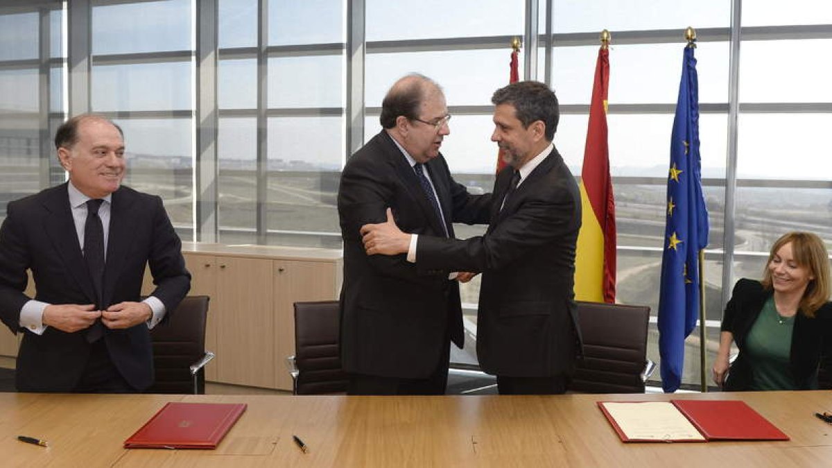 Herrera y el vicepresidente de Microsoft se felicitan tras la firma del acuerdo, en presencia de Villanueva y María Garaña.