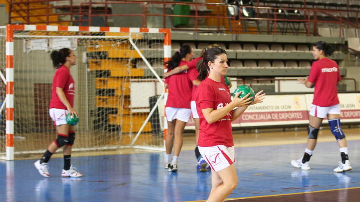 Varias jugadoras entrenando el día de su presentación.