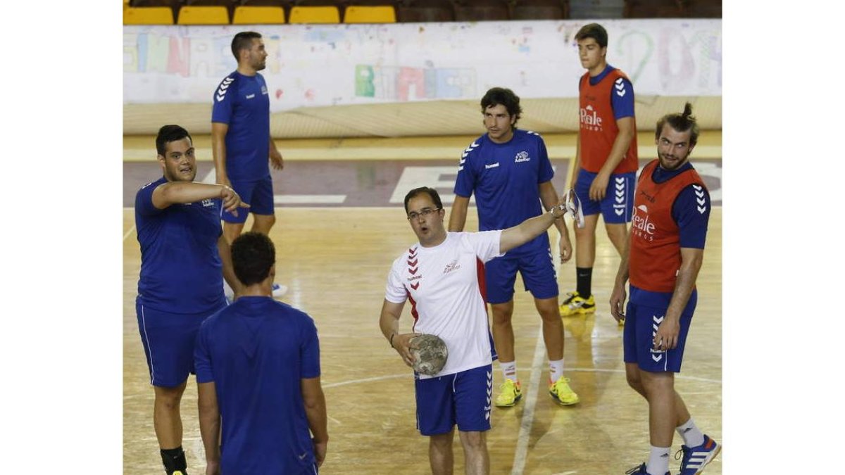 Dani Gordo, en el centro, dirige un entrenamiento del Ademar en el Palacio.