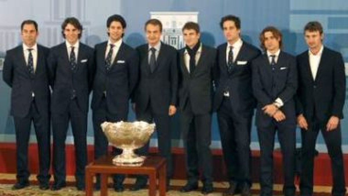 José Luis Rodríguez Zapatero, posa con el equipo nacional de Copa Davis.